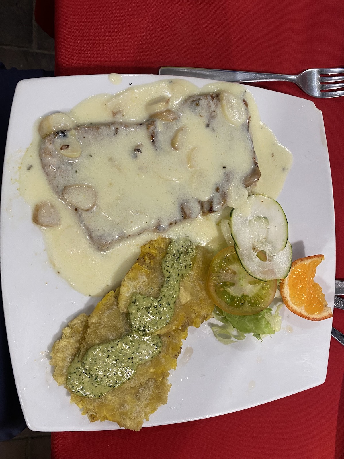 Comiendo pescado a la parrilla en restaurante de Quito